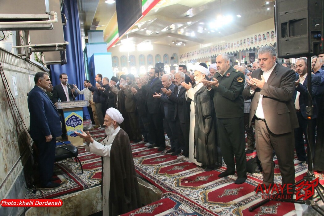 اقامه نماز عید فطر به امامت آیت‌الله محمدی لائینی در ساری