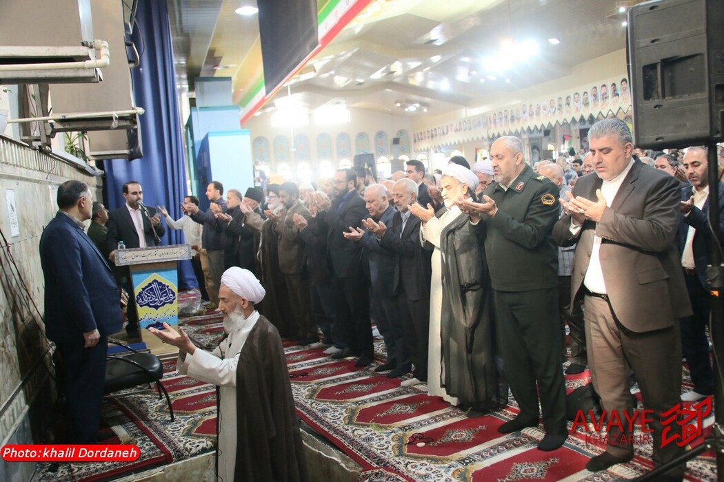 اقامه نماز عید فطر به امامت آیت‌الله محمدی لائینی در ساری