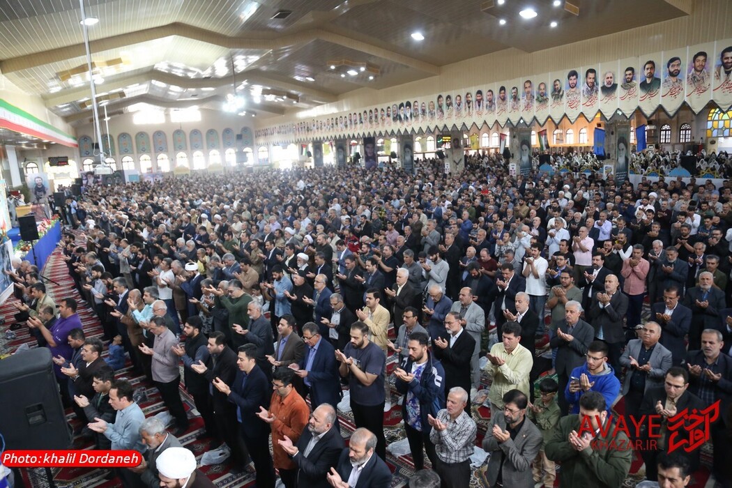 اقامه نماز عید فطر به امامت آیت‌الله محمدی لائینی در ساری