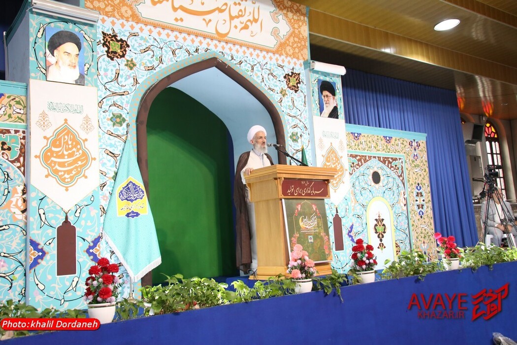 اقامه نماز عید فطر به امامت آیت‌الله محمدی لائینی در ساری