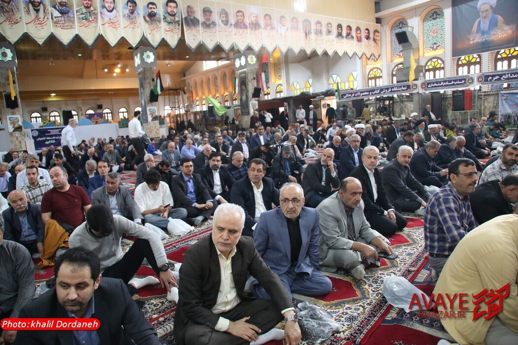 اقامه نماز عید فطر به امامت آیت‌الله محمدی لائینی در ساری