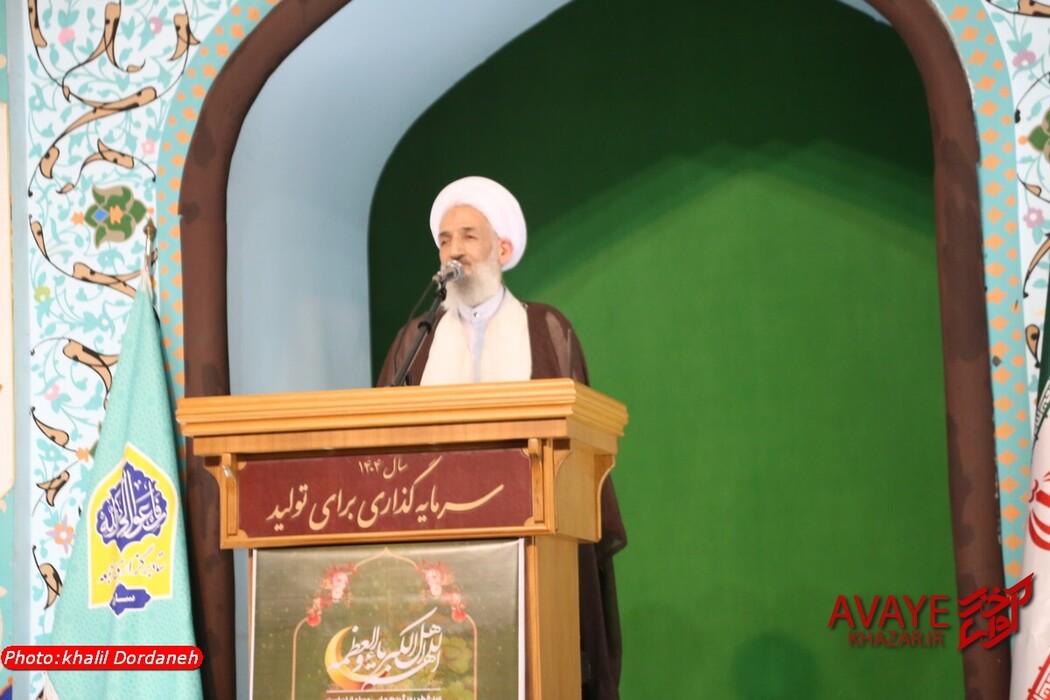 اقامه نماز عید فطر به امامت آیت‌الله محمدی لائینی در ساری