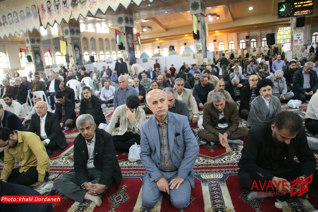 اقامه نماز عید فطر به امامت آیت‌الله محمدی لائینی در ساری