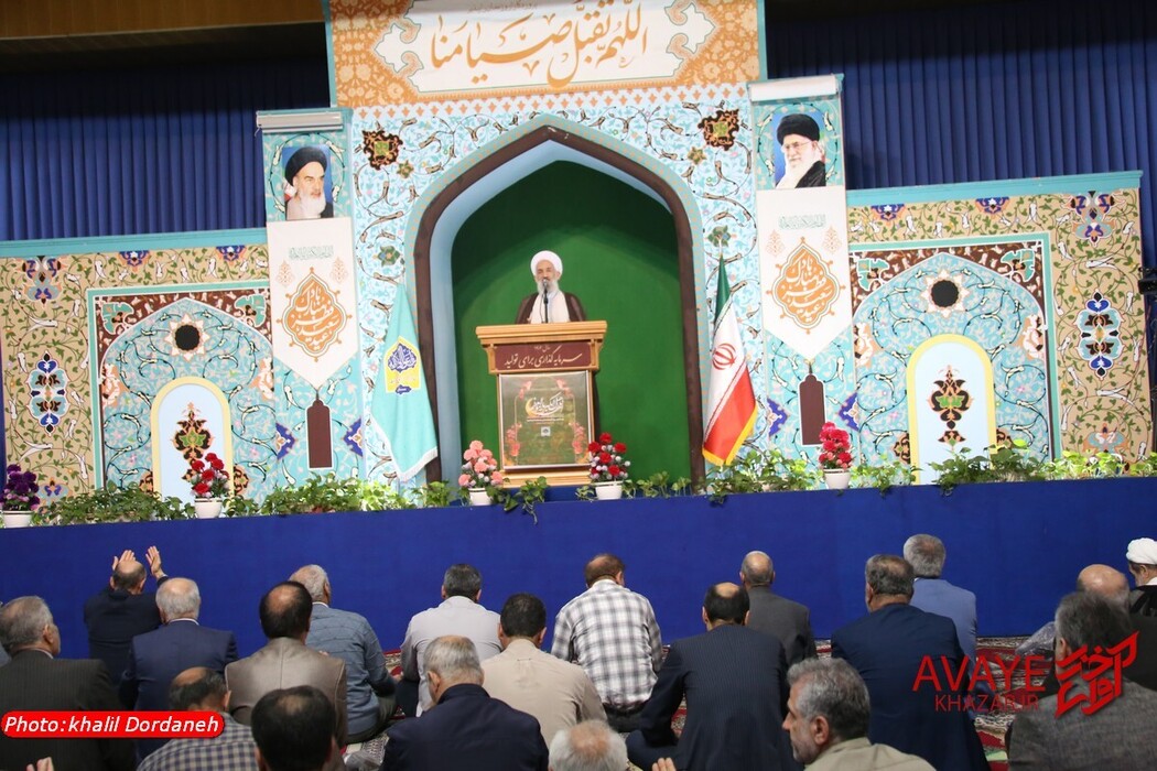 اقامه نماز عید فطر به امامت آیت‌الله محمدی لائینی در ساری
