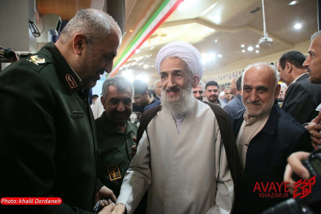 اقامه نماز عید فطر به امامت آیت‌الله محمدی لائینی در ساری