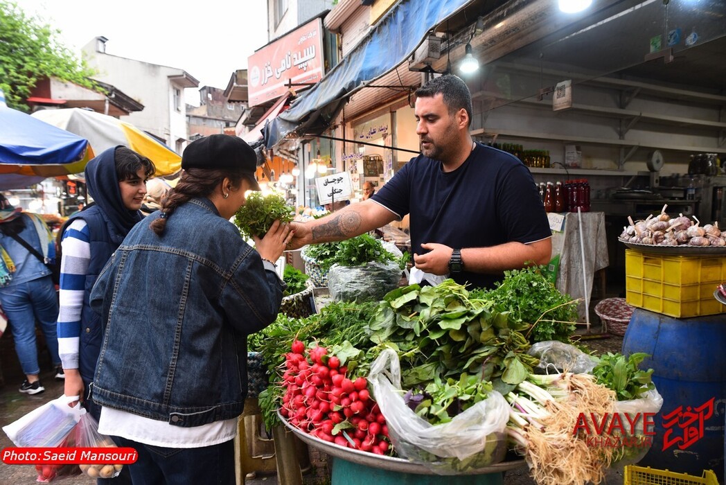 گوشه‌هایی از بازار سنتی رشت و میدان شهرداری در یک روز سرد بهاری