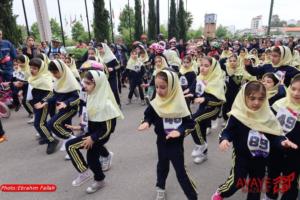 رقابت دختران دوچرخه‌سوار ابتدایی در ساری به مناسبت روز دختر
