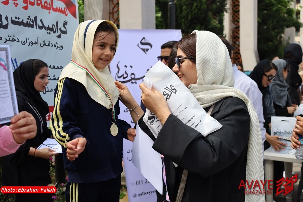 رقابت دختران دوچرخه‌سوار ابتدایی در ساری به مناسبت روز دختر