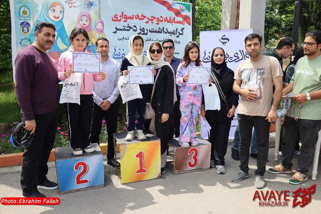 رقابت دختران دوچرخه‌سوار ابتدایی در ساری به مناسبت روز دختر