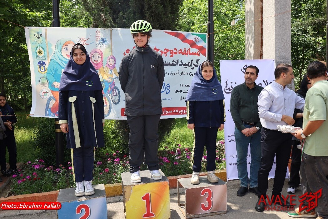 رقابت دختران دوچرخه‌سوار ابتدایی در ساری به مناسبت روز دختر